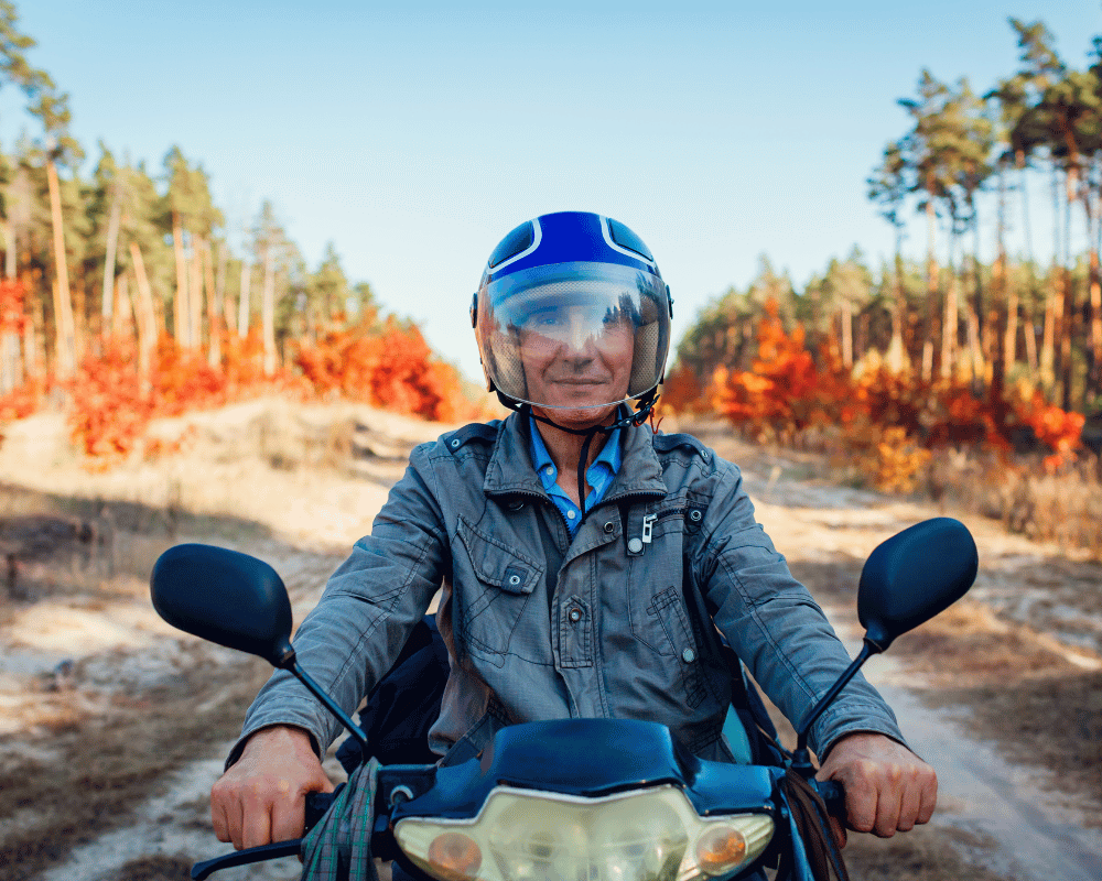 Brommer rijden in het bos