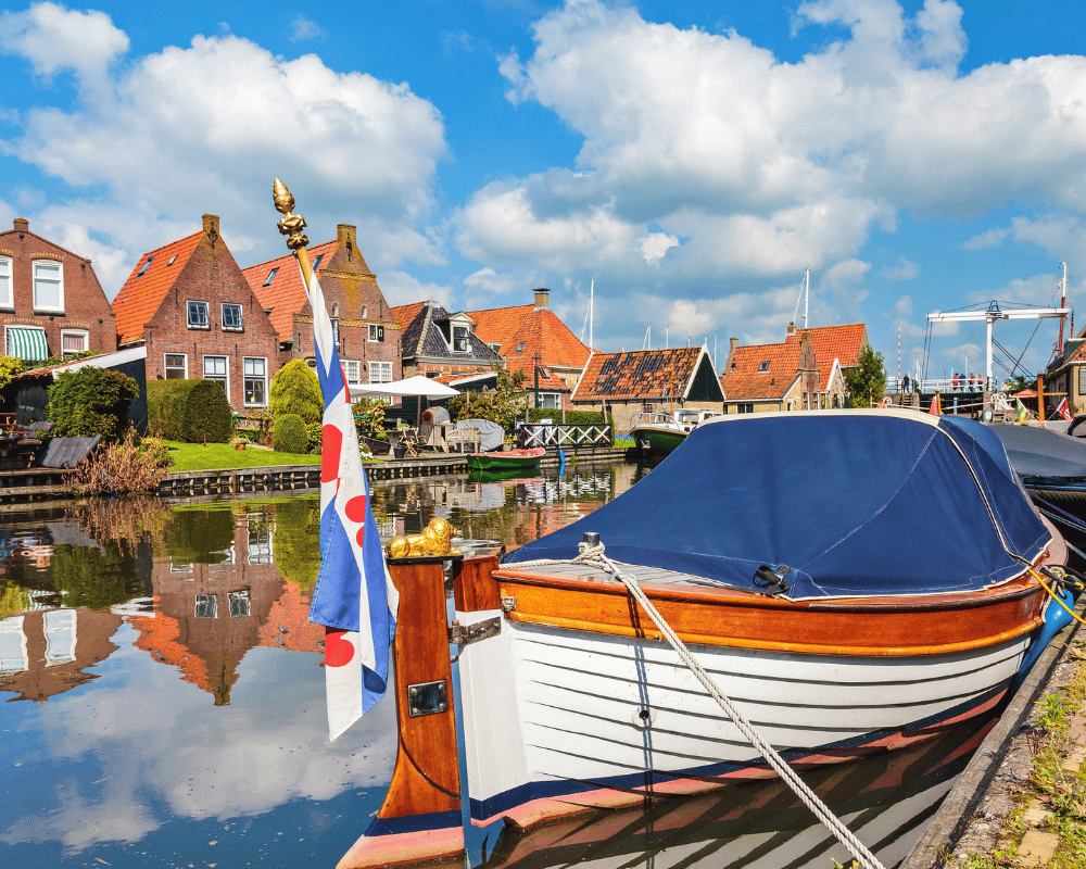 sloep in water in nederland