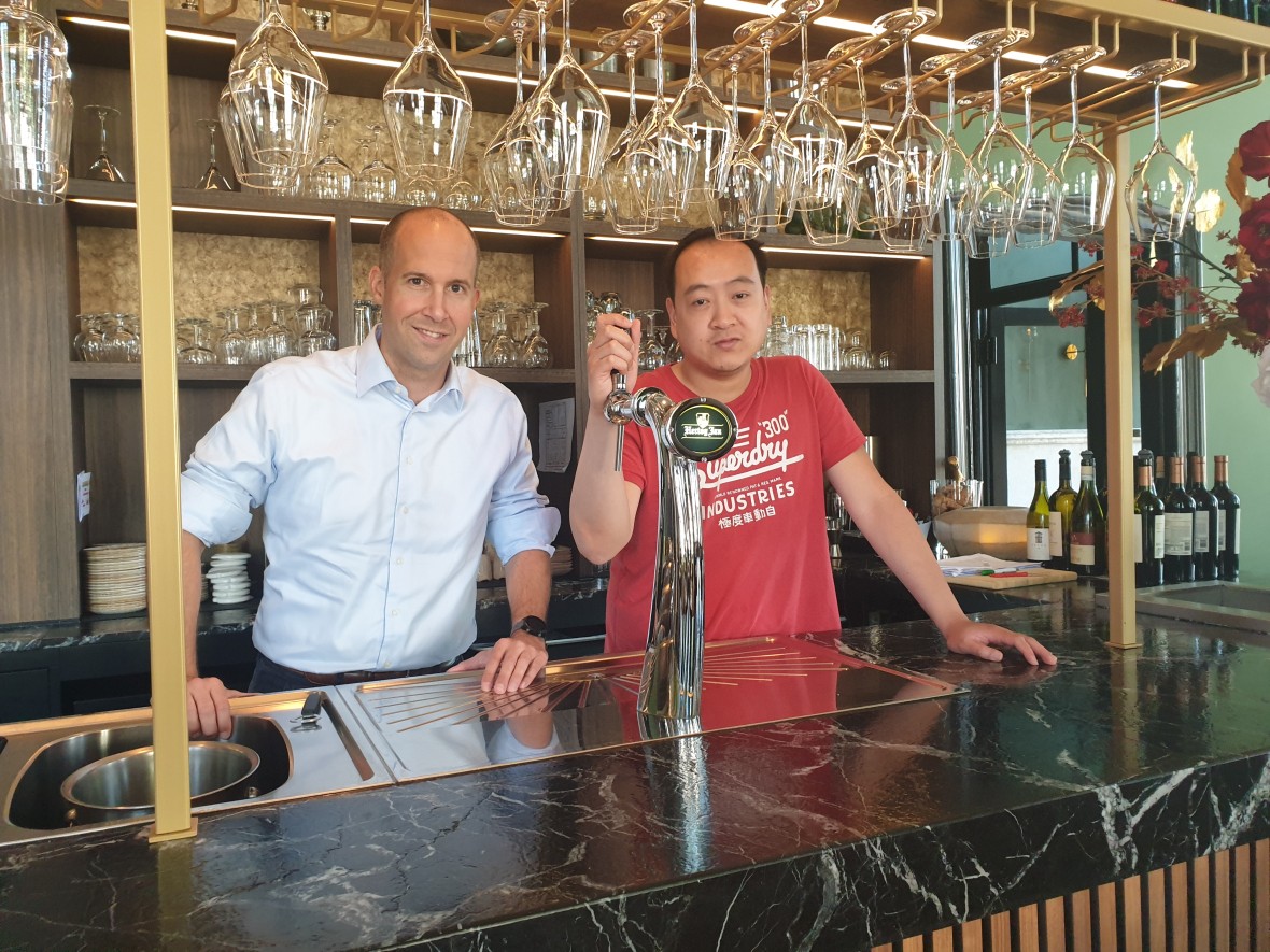 Guido Robertz (KHN Verzekeringen) en Xiang Tran (55DEGREES)